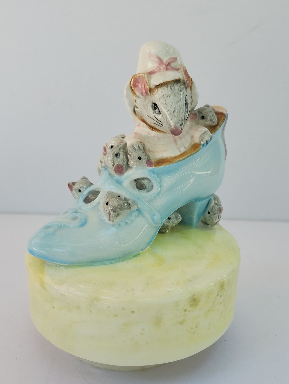 VTG BEATRIX POTTER "OLD WOMAN WHO LIVED IN A SHOE" PORCELAIN ROTATING MUSIC BOX